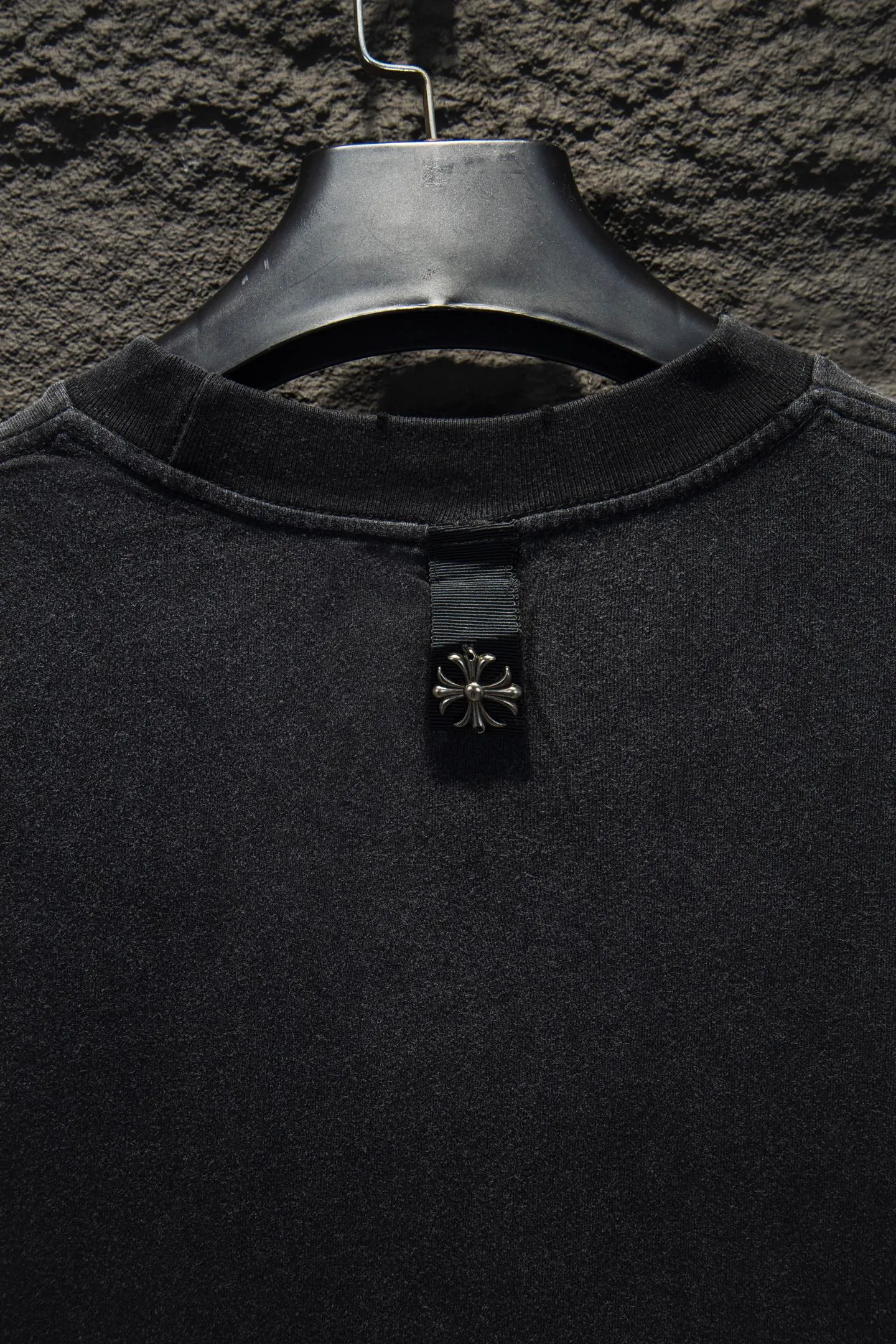 P190 🆕Chrome Hearts os version is really charming and Chrome Hearts is really a must-have. Each season's new version is made to the extreme. It is very practical and can be worn casually. Nice✔️ - ⚠️100% cotton. Made of 32-count double yarn, 260-gram weight fabric and imported knitted carded cotton. The thickness is moderate, drapey and contoured, and the upper body is comfortable! ! It is very tolerant to fat body types and can instantly lose five pounds after wearing it!  Front panel #Back panel Neckline Bronzing elements# Imported hardware heavy craftsmanship and imported accessories. The body is washed, fried, frayed and added with handmade elements, which greatly increases the interest of the clothing; unique visual effects. The special fraying effect creates a unique distressed effect. The addition of handmade elements to the body greatly increases the interest of the clothing; it has a unique visual effect. After special fraying effect treatment, a unique distressed effect is formed. An irregular hem is added to the version. This year, Crow Heart is focusing on the version. In the past two years, the oversize version has become the focus of the trend. It has also been a popular staple in the past two years. The change of designers has made this brand an instant hit. The progressive fashion of the times also needs the blood impact of fresh elements and trendy designs in order to continue its glory! It’s stylish both inside and outside, a must-have for high street travel! An absolute "eye-catching style" that can match couples 💏 Color: washed black and white Size: S M L XL